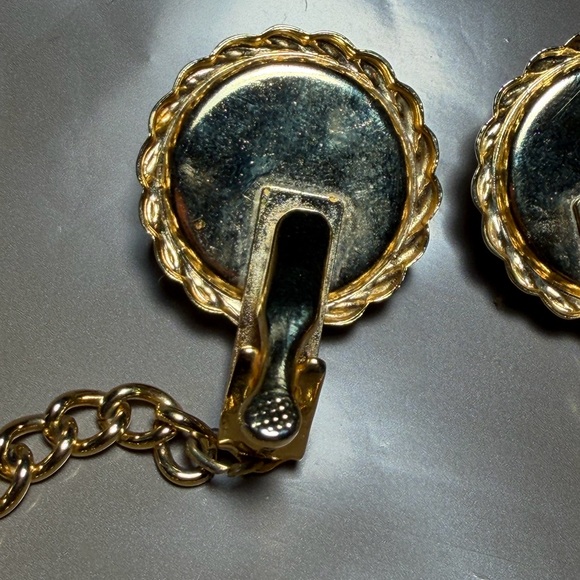 Vintage Faux Pearl & Gold Tone Sweater Guard Cardigan Clip - Picture 6 of 9